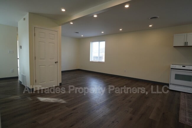 Building Photo - 408 Cavitt Ave
