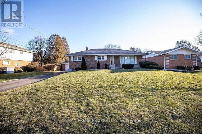 Building Photo - 97 Elizabeth Cres S