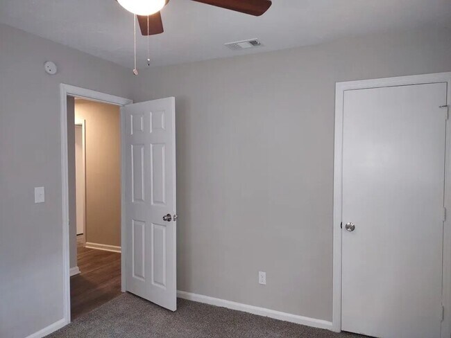 Foto del edificio - 1327 Ridgeview Rd