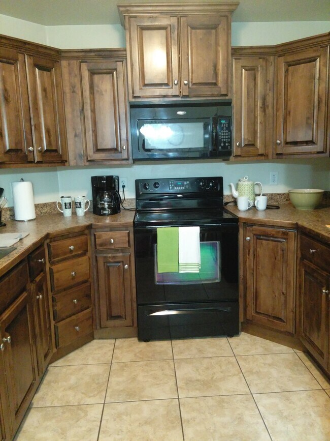 Full Kitchen : Stocked - 1045 S 1700 W