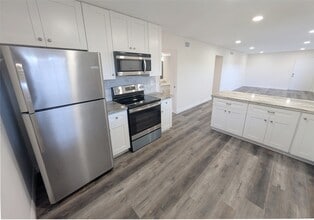 Building Photo - 2101 Fountain View Dr