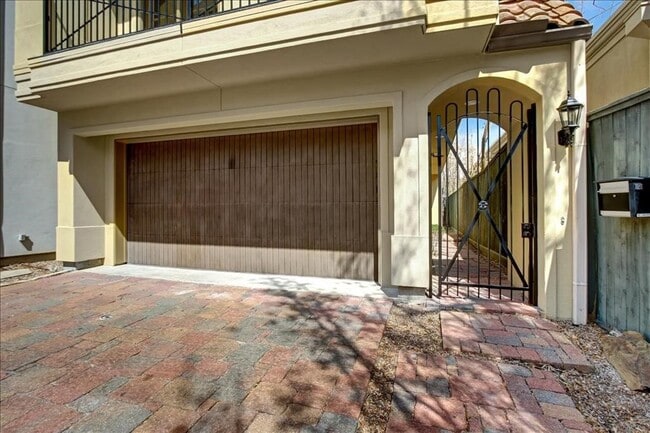 Building Photo - 2318 Welch St