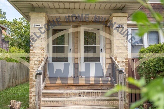 Building Photo - Welcome Home to this Cosy 2 Bedroom 1 Bath...