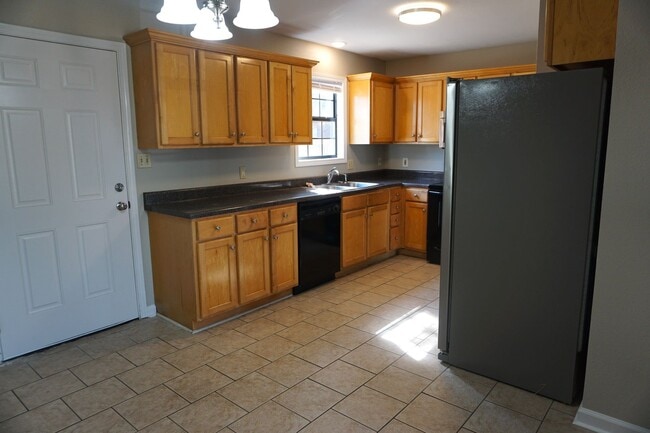Building Photo - 4 Bedroom Home Within Minutes from NEA Hospital