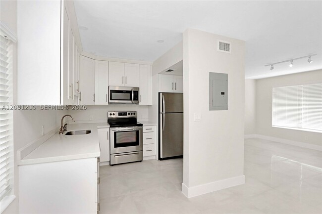 Building Photo - 930 SW 24th Ct