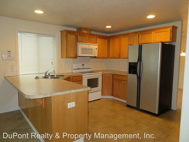 Foto del edificio - 3340 Bali St NE