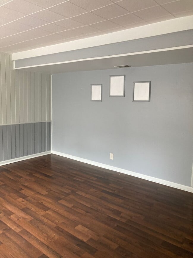 Photo - One Bedroom Apartment with den area- ALL UTILITIES INCLUDED!!