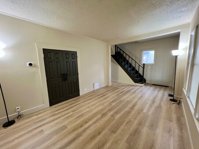 Foto del edificio - 647 Wooster Rd W