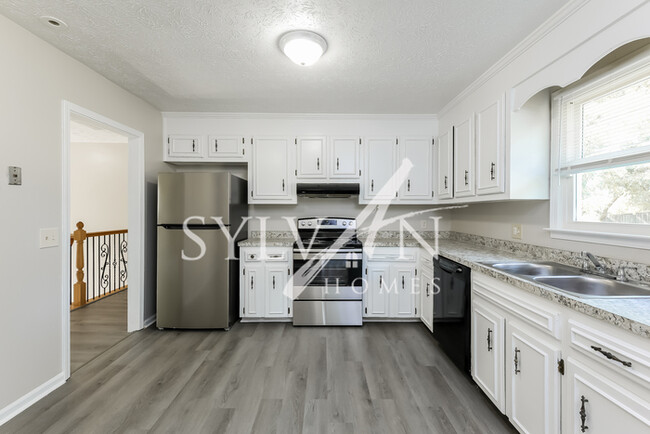 Building Photo - Your DREAM home awaits