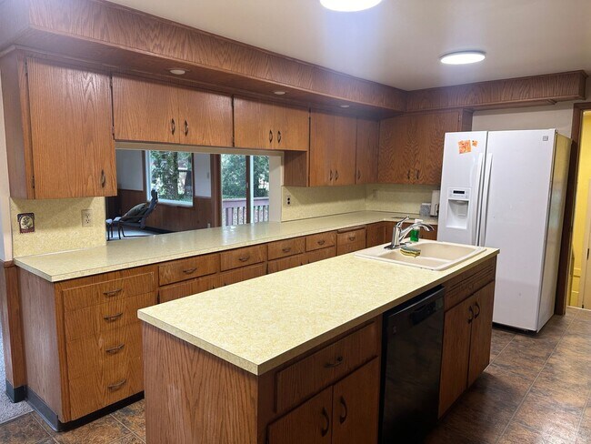 Building Photo - Excellent Value for this great 4 bedroom home!