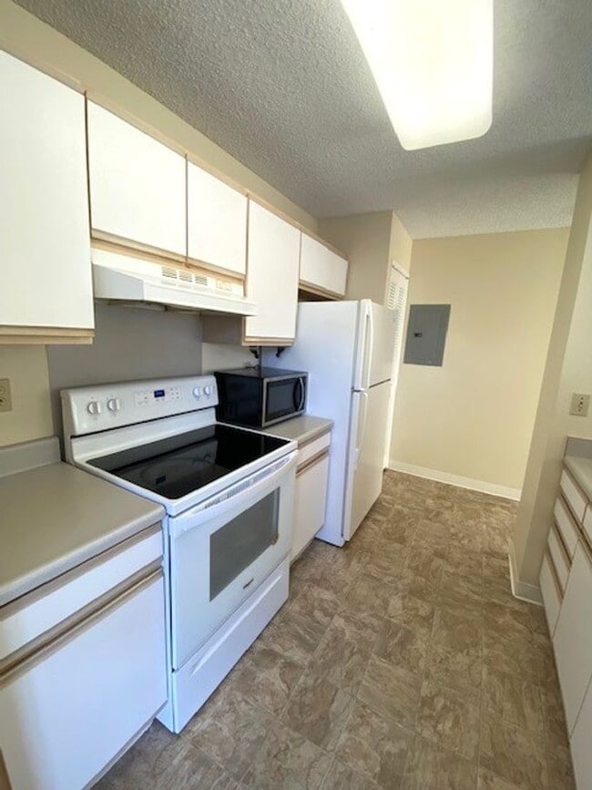 Foto del edificio - 2 Bedroom/ 2 Bath/ 2 pkg at Crescent Lane