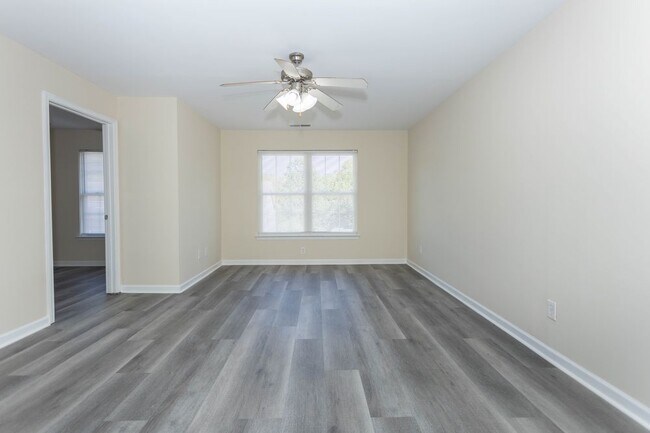 Building Photo - 1404 Stonehaven Cir