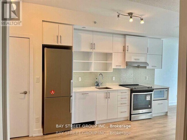 Photo du bâtiment - 150-1150 Fairview Mall Dr