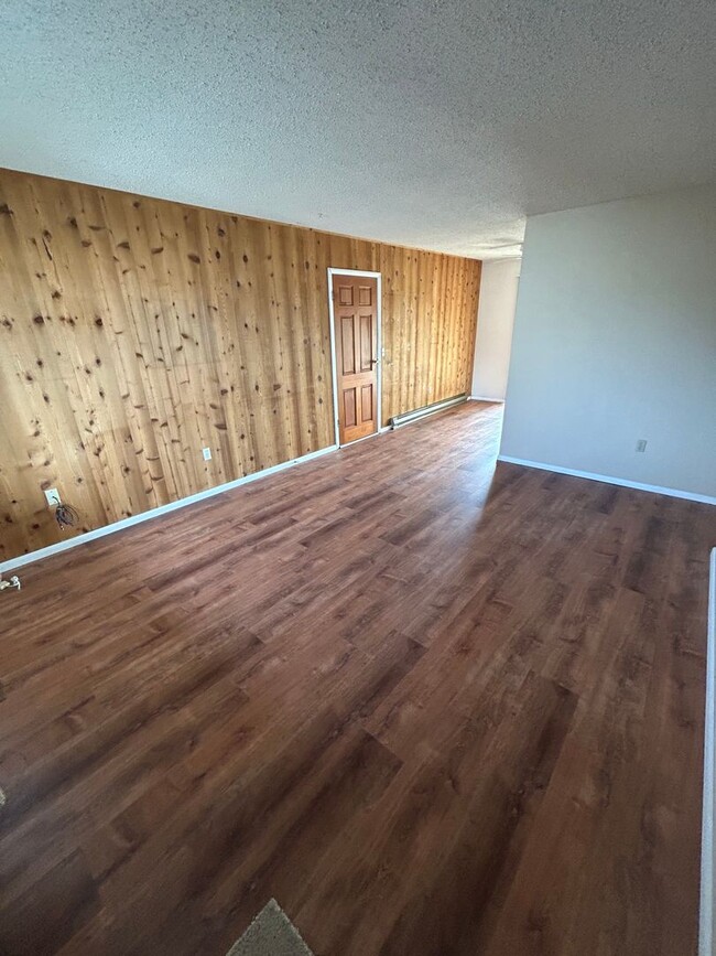 Building Photo - N. Columbus Ave Duplex - Krause