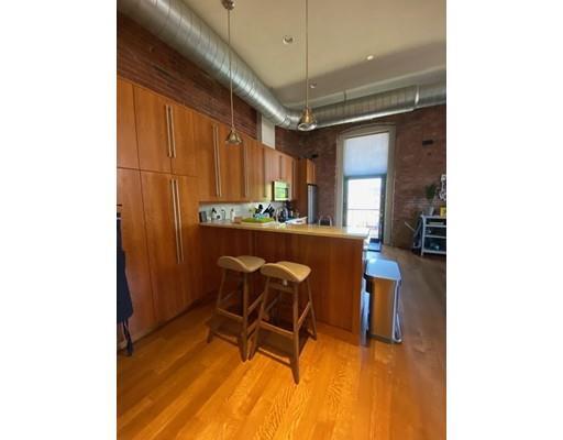 Building Photo - 125 B St