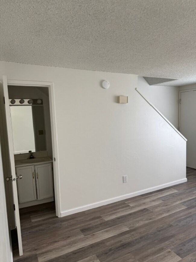 Foto del edificio - REMODELED 2 BEDROOM TOWNHOME