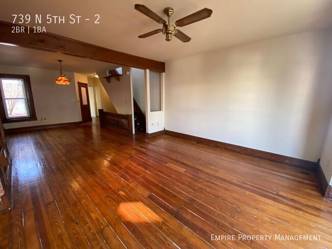 Building Photo - 2nd Floor: 2 Bedroom/1 Bathroom Apartment ...