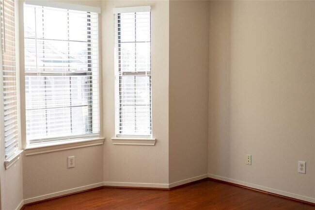 Building Photo - 13816 Trumpetvine St
