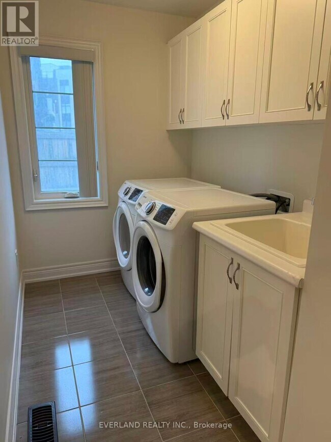 Building Photo - 4 Creekvalley Ln