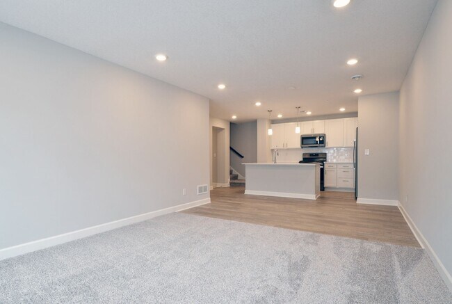 Foto del edificio - Beautiful 3-Bed 3-Bath Townhome in Blaine!