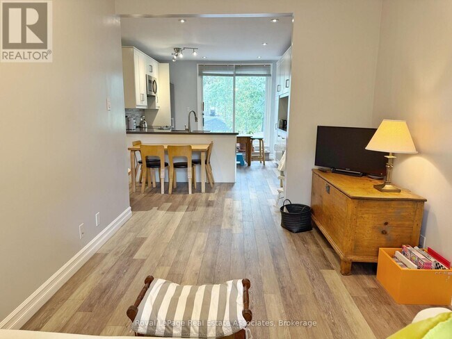 Building Photo - 157 Glenmore Rd