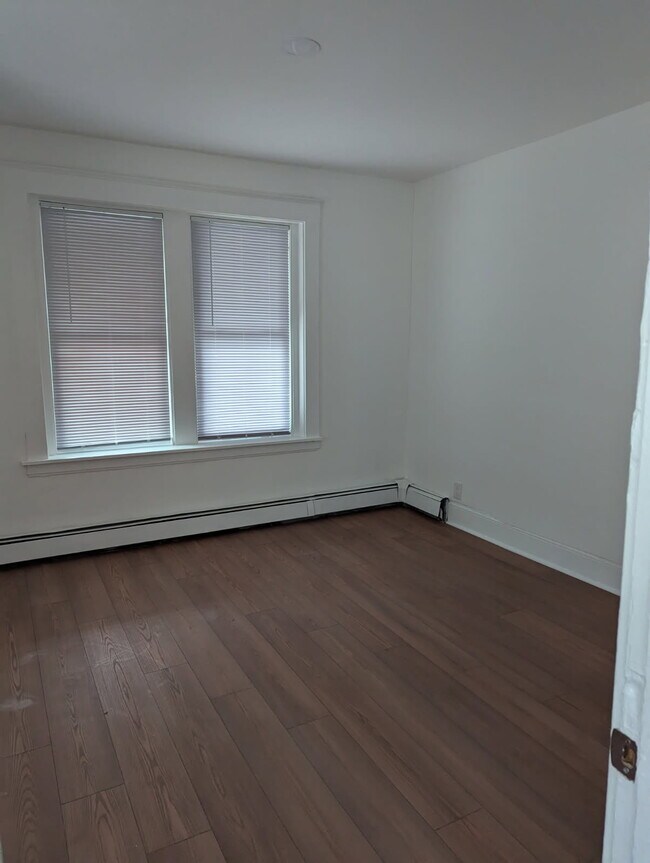 Building Photo - 152 Oak St