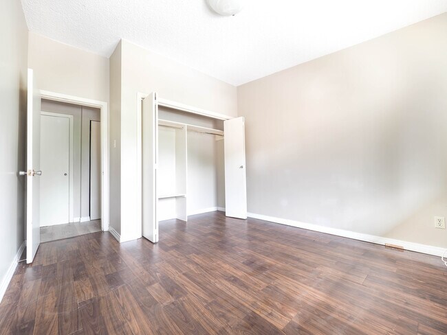 Building Photo - Creston House