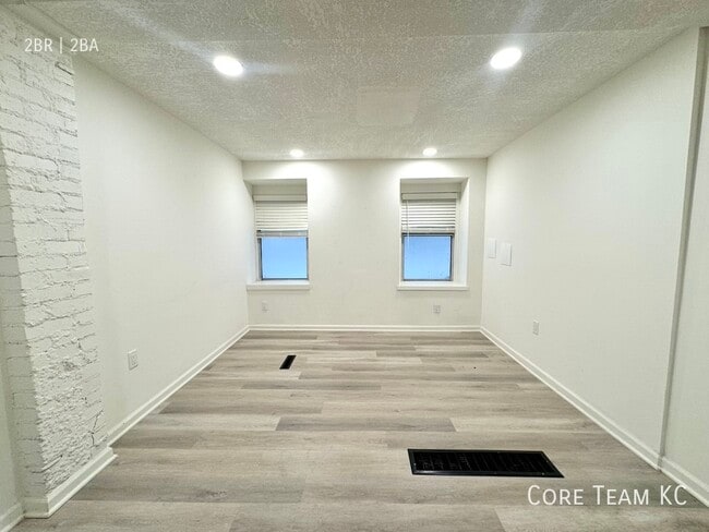 Building Photo - 1413 W 39th St