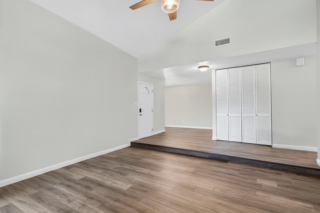 Building Photo - 920 N Lincoln St