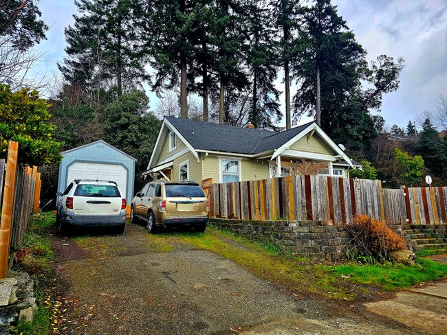 Building Photo - 3 bedroom close to ferries and PSNS with w...