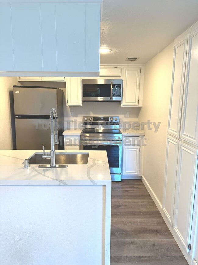 Building Photo - Beautiful and Recently Renovated 2 Bed/ 2 ...