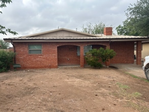 Building Photo - 3211 Delano Ave
