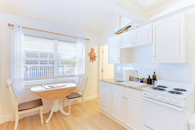 Building Photo - 1BR- 6905 C