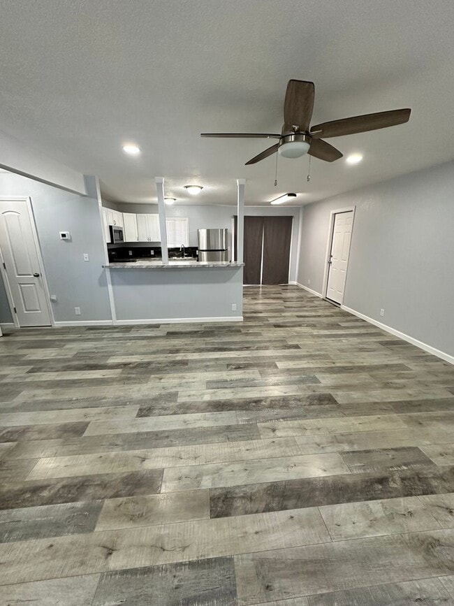 Building Photo - 3 Bedroom 2 Bath Home in Suburbs