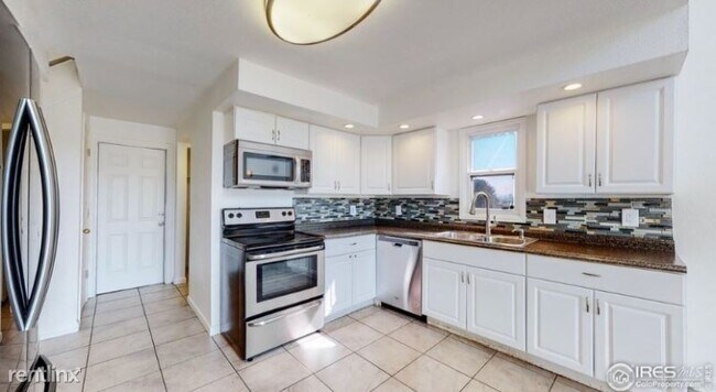 Foto del edificio - 4 br, 4 bath Townhome - 2814 S Kenton Ct