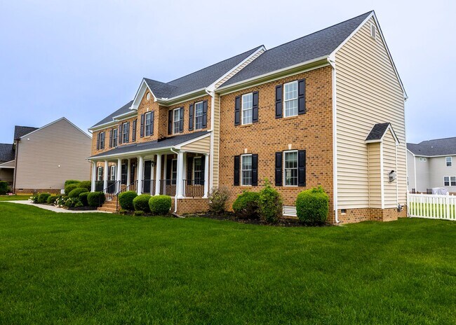 Foto del edificio - Huge house with vaulted ceilings and fenced in rear yard