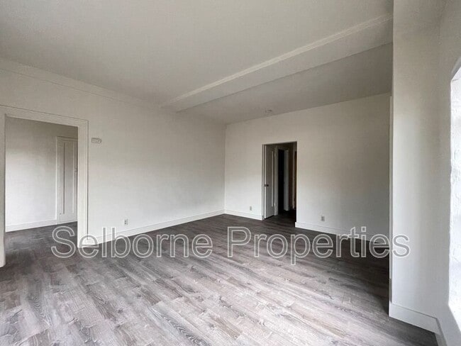 Building Photo - 2501 Ivy Dr