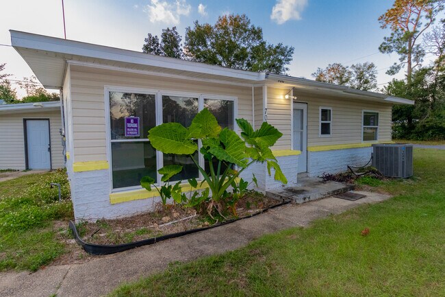 Building Photo - 708 Edison Dr