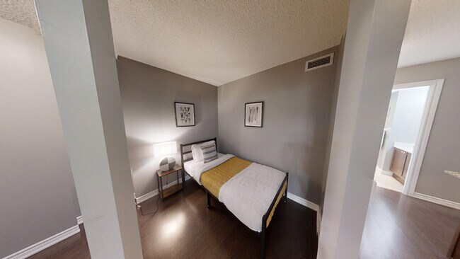 Building Photo - 763 Bay St.