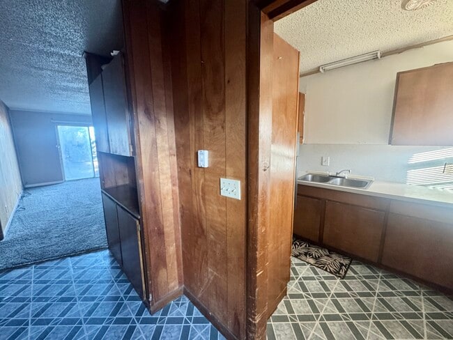 Building Photo - Oak Crest Apartments