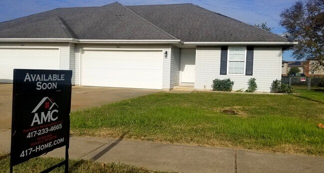 Building Photo - 821 N Pinewood Ave