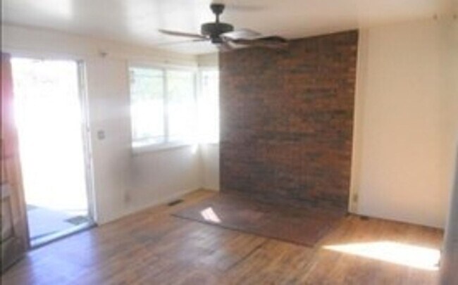 Building Photo - Large 4 Bed 2 Bath with Extra Large 2 Car ...