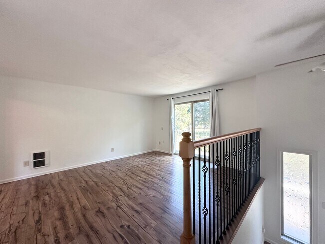 Foto del edificio - 2 Bed 1 Bath Duplex near Gresham Station!