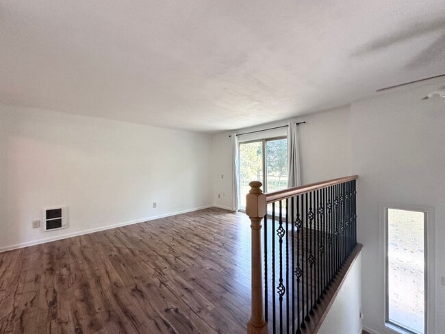 Building Photo - 2 Bed 1 Bath Duplex near Gresham Station!