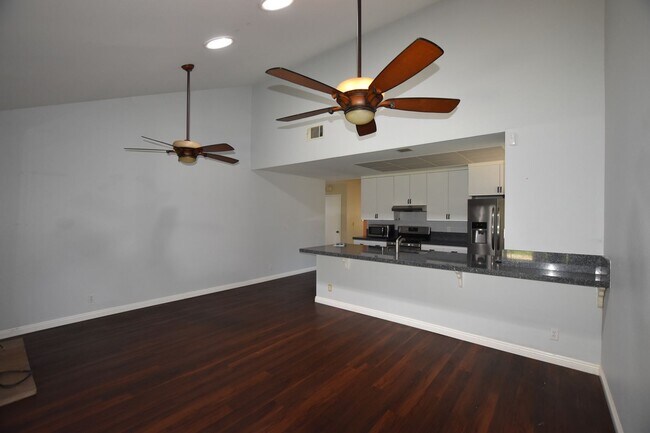 Foto del edificio - Lovely Single Story 3/2 Court Location