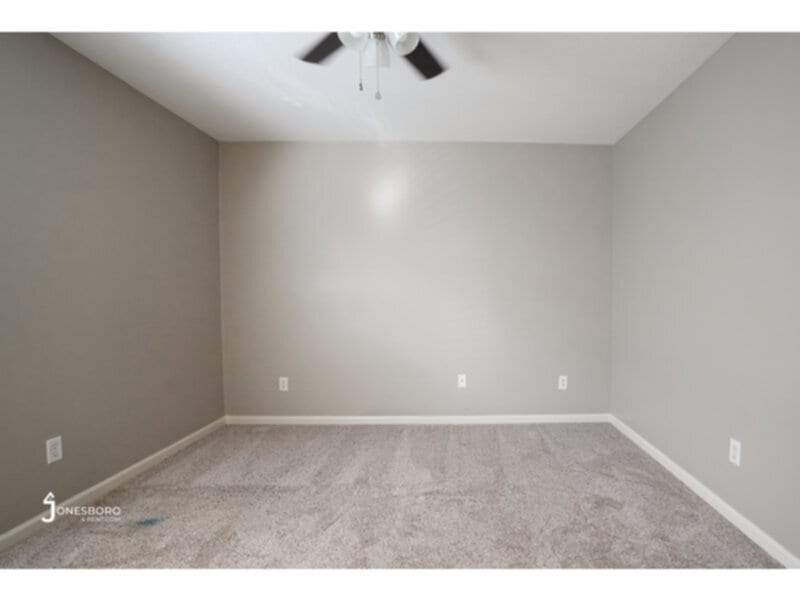 Building Photo - MEDALLION: Water &amp; Sewer Included!