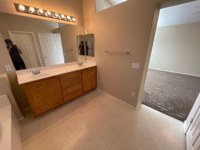 Foto del edificio - 3 Bedroom 2 1/2 Bathroom w/Den & Loft