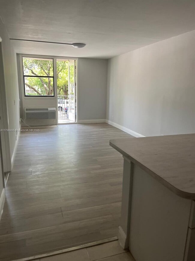 Foto del edificio - 2701 Riverside Dr