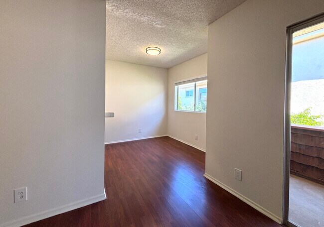 Foto del edificio - 5400 Newcastle Ave