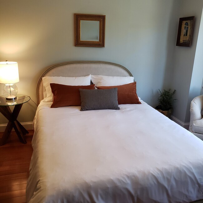 Queen size bed - 1305 E Capitol St SE